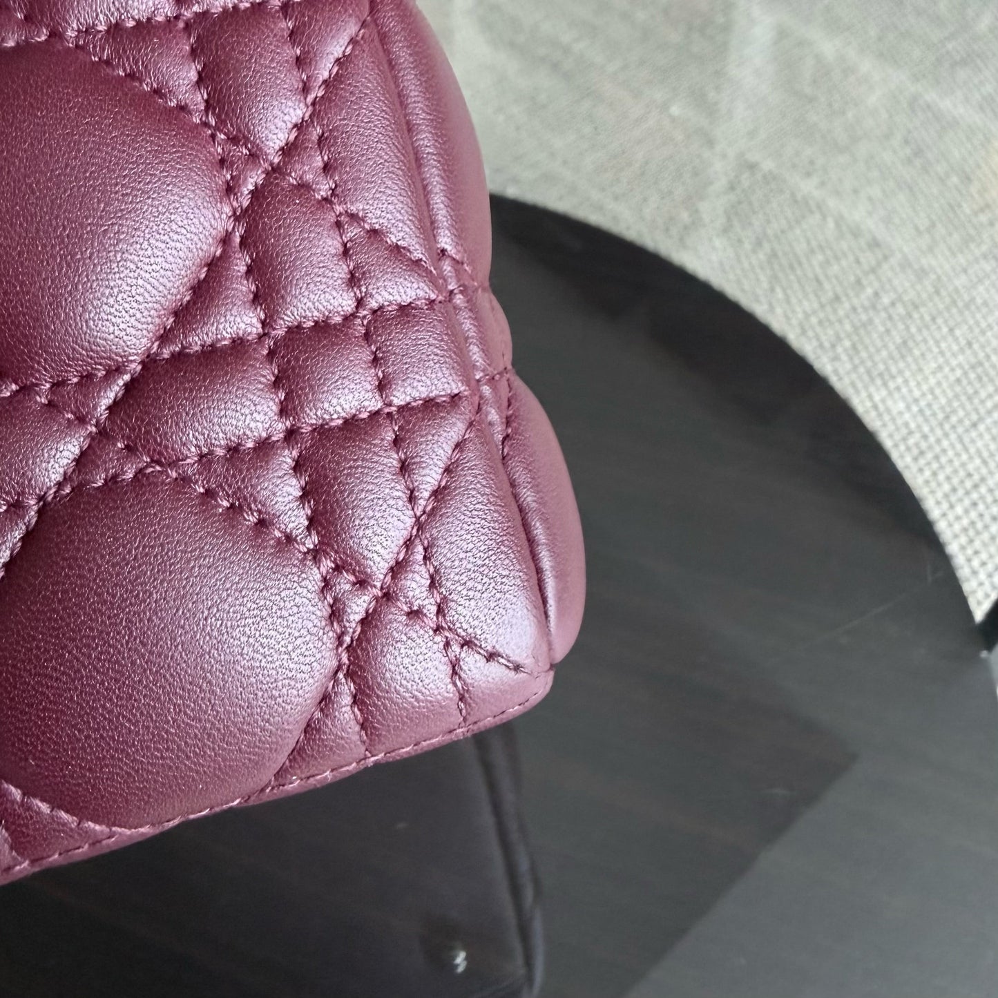 Lady Moyen - Cuir d'agneau Cannage bordeaux avec finitions argentées — Kovancy