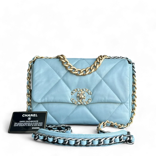 Sac Chanel C19 Small 19 en cuir de chèvre matelassé bleu clair et accessoires bicolores Series 30