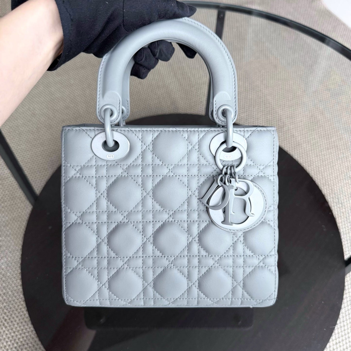 Lady Petit modèle ABC - Cuir de veau gris Cannage entièrement gris, finitions noires — Kovancy