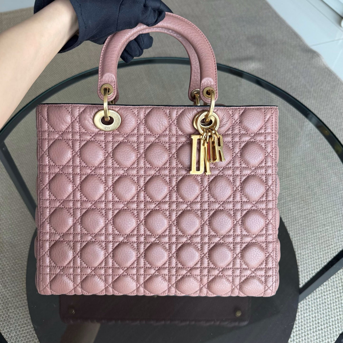 Lady Grand modèle - Cuir de veau grainé Cannage, finitions dorées blush, sans bandoulière — Kovancy