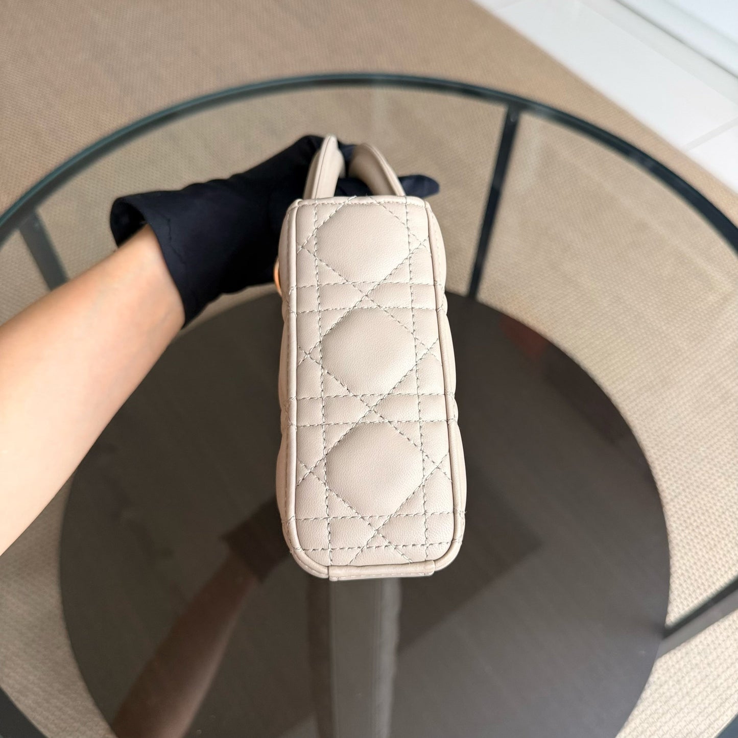 Sac à bandoulière D-Joy Medium Cannage en cuir d'agneau beige et accessoires dorés — Kovancy