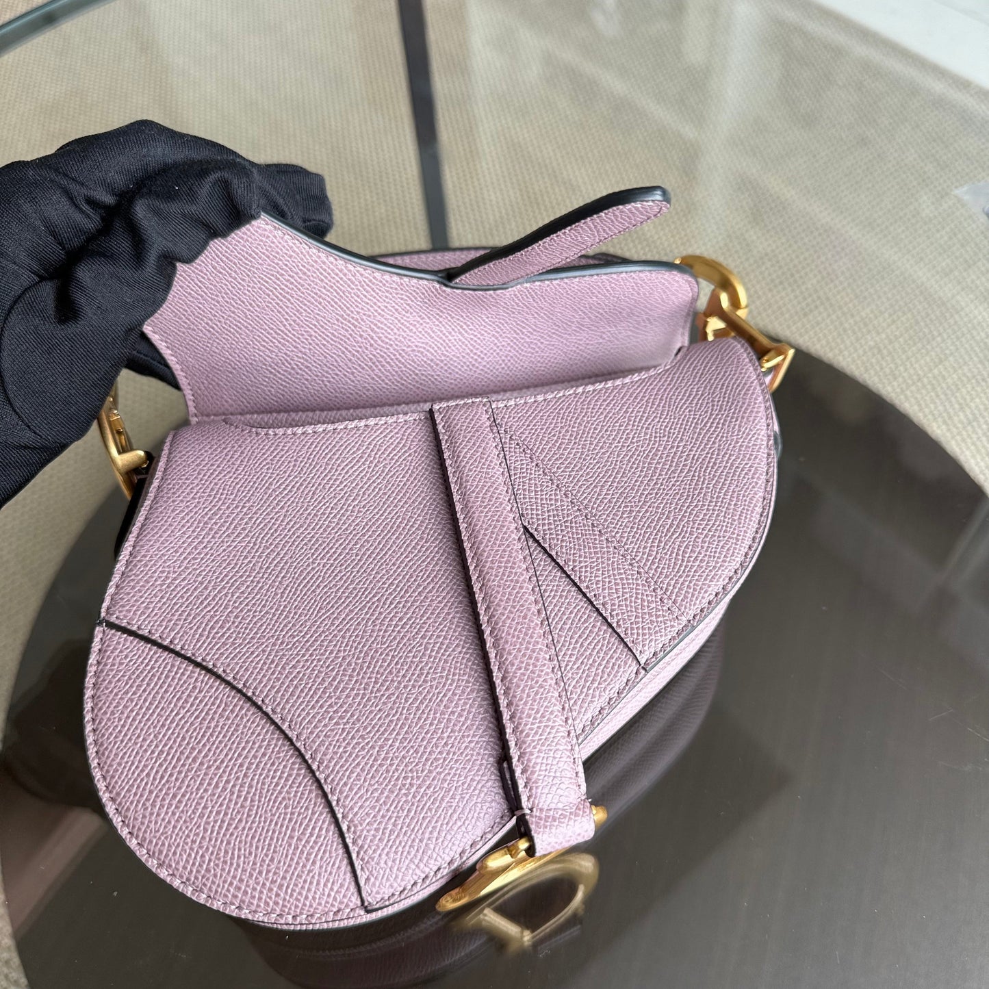 Sac Dior Saddle Small - Bandoulière ajustable en cuir de veau grainé Nude Rose Hardware Gold