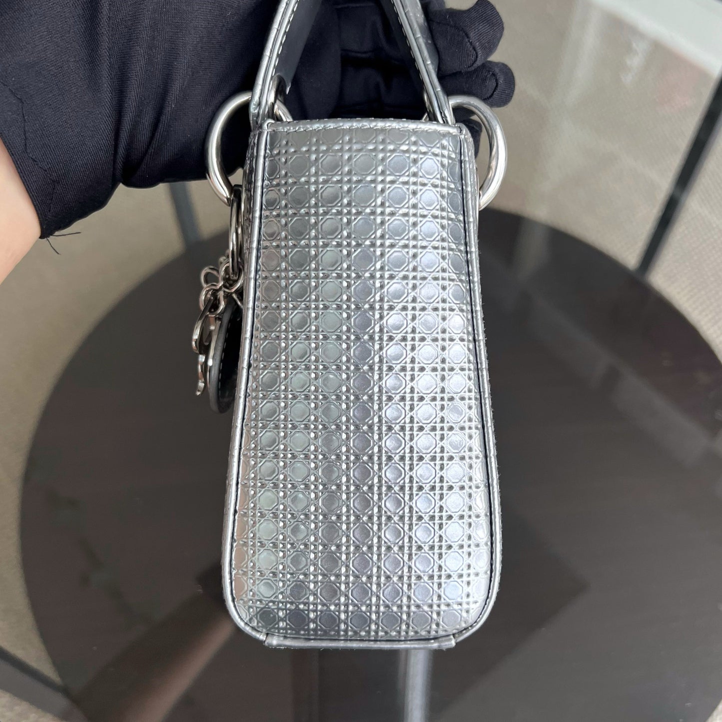 Lady Mini - Bandoulière chaîne en cuir de veau métallisé Micro Cannage avec quincaillerie argentée — Kovancy