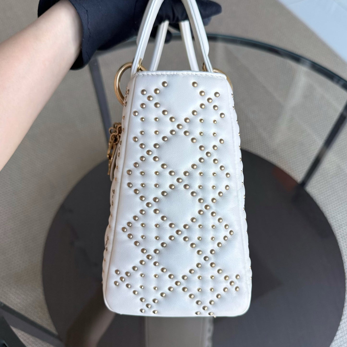 Lady Moyen - Version zippée en cuir de veau Cannage clouté avec quincaillerie en or blanc — Kovancy