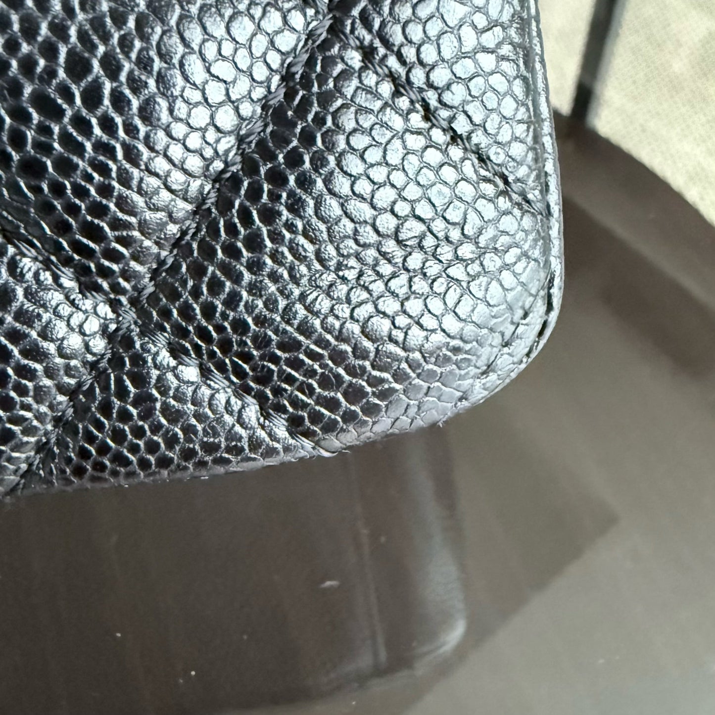 Sac cabas Chanel PST Petite - Cuir de veau grainé matelassé caviar, finitions noires et dorées