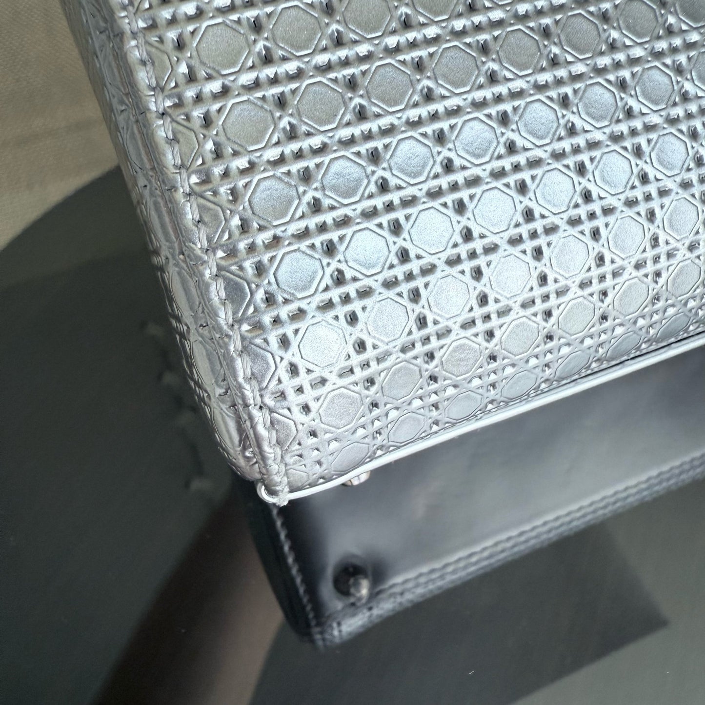 Lady Mini - Micro Cannage Sangle réglable en argent métallisé — Kovancy
