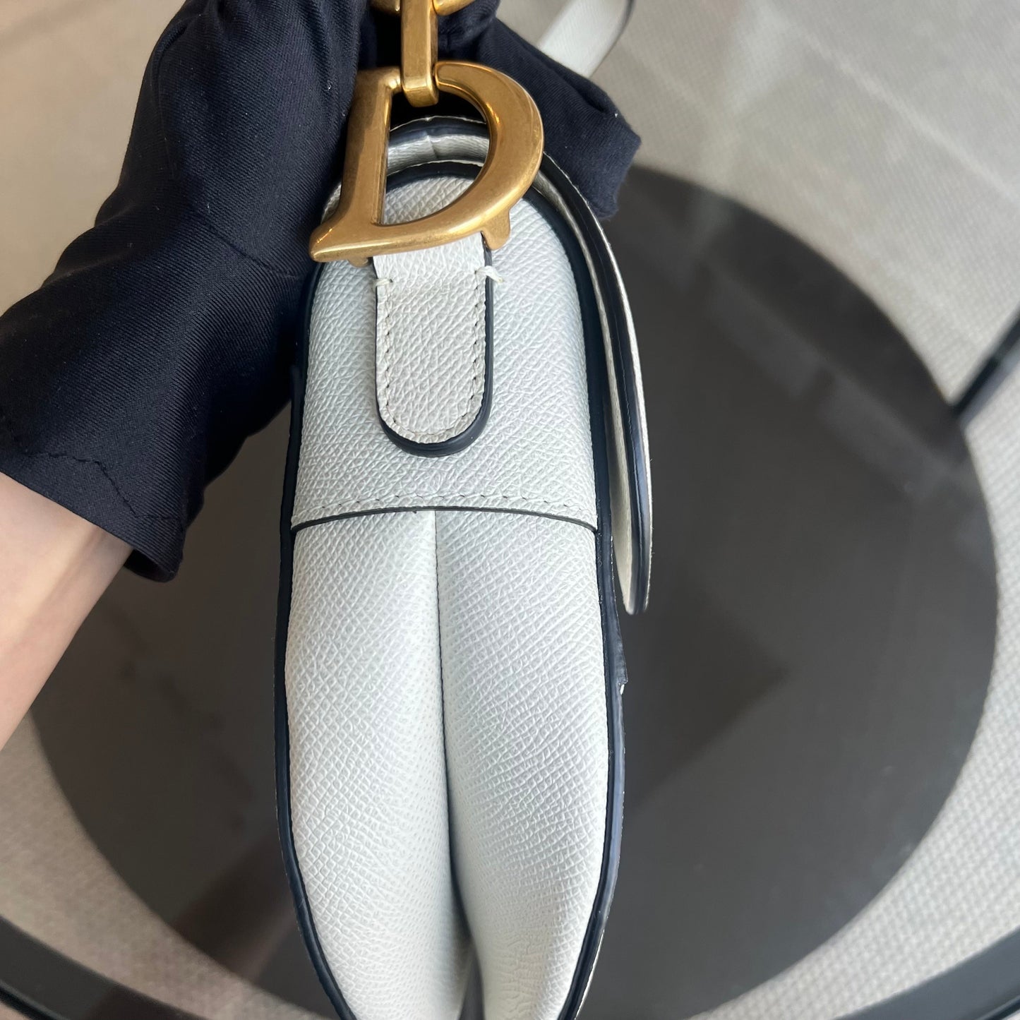 Saddle Medium - Cuir de veau grainé, finitions en or blanc — Kovancy