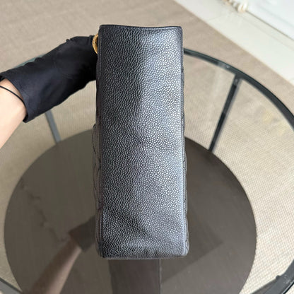 Sac cabas Chanel PST Petite - Cuir de veau grainé matelassé caviar, finitions noires et dorées
