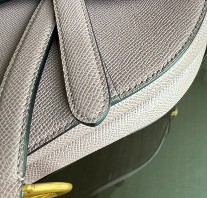 Sac Dior Saddle Small - Bandoulière ajustable en cuir de veau grainé Nude Rose Hardware Gold