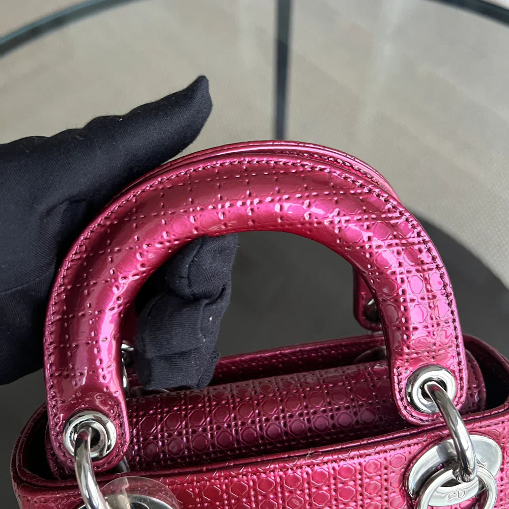 Lady Mini - Cuir de veau micro-cannage rose métallisé, détails argentés, bandoulière ajustable — Kovancy