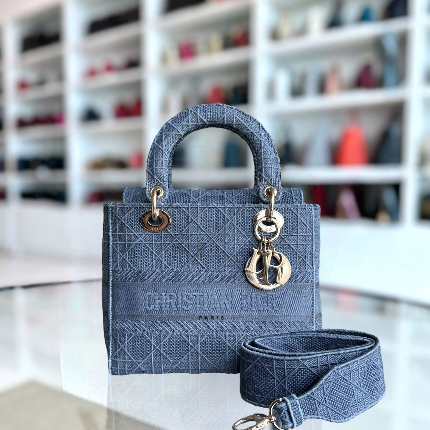 Lady D-Lite - Cannage brodé bleu denim clair avec accessoires dorés — Kovancy