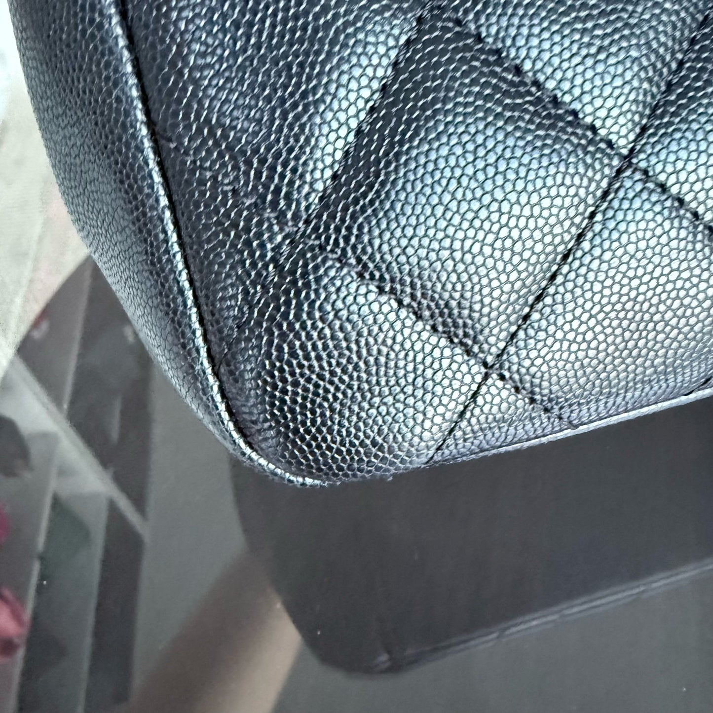 Sac Chanel Business Affinity grand format - 27 cm, cuir caviar matelassé noir, finitions dorées Series 23