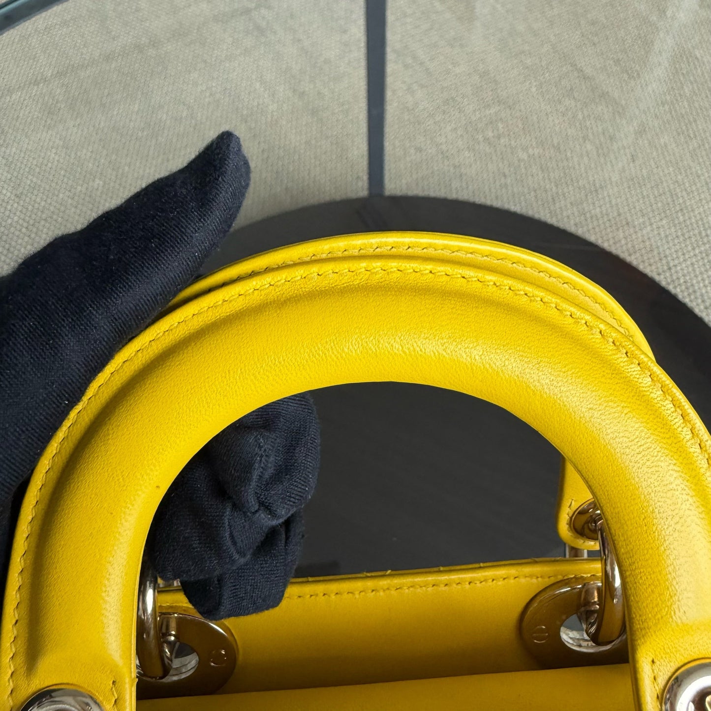 Lady Mini - Cuir d'agneau Cannage, détails en or jaune, bandoulière ajustable — Kovancy