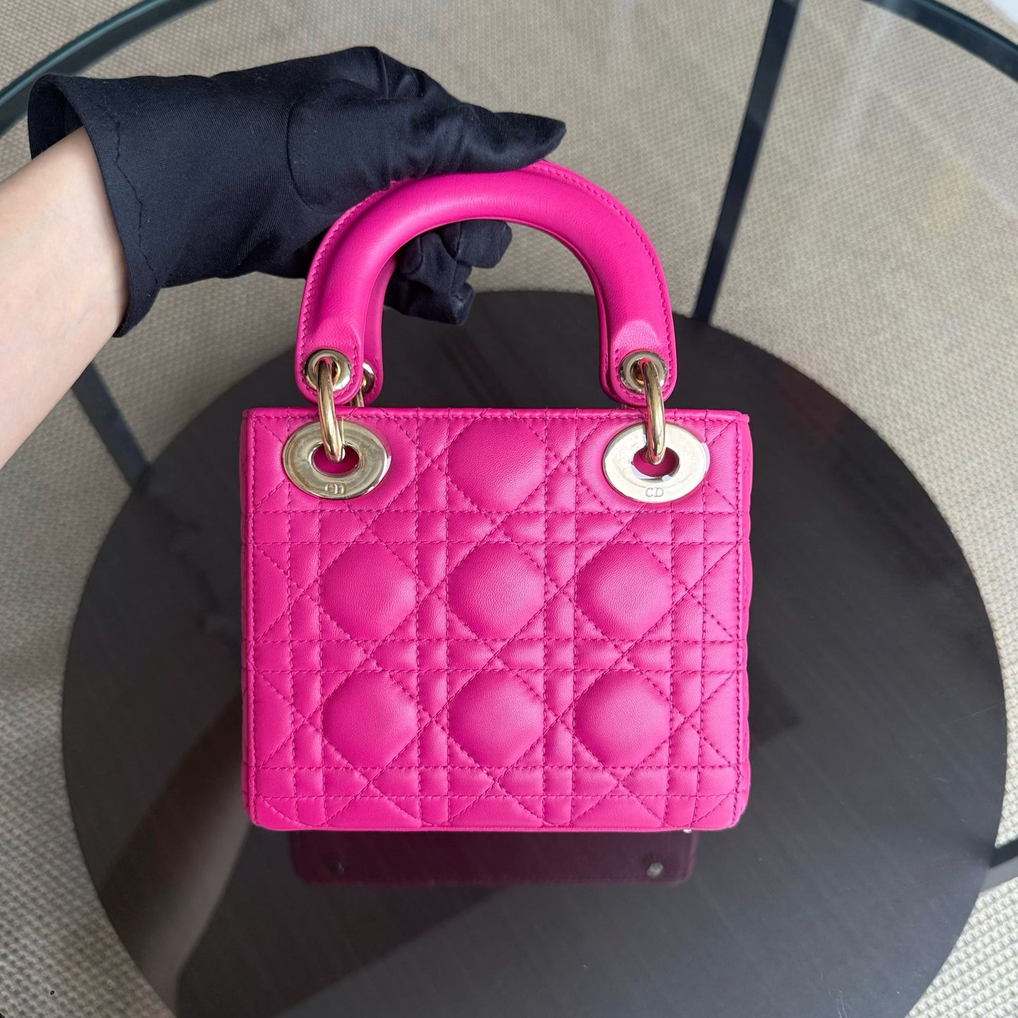 Lady Mini - Bandoulière réglable en cuir d'agneau Cannage rose vif avec quincaillerie dorée — Kovancy