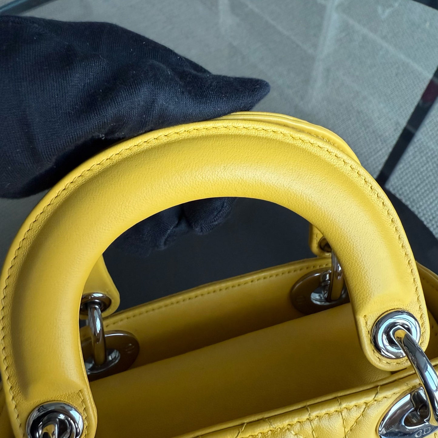 Lady Mini Flap - Cuir d'agneau Cannage jaune, sangle chaîne, quincaillerie argentée, quincaillerie argentée — Kovancy