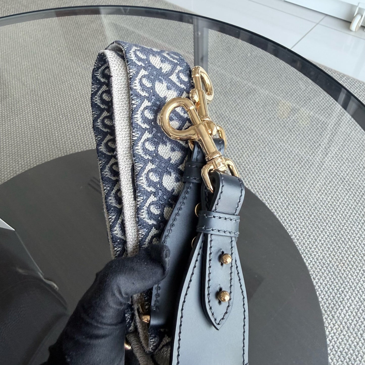 Bijou Bobby Large - Cuir caviar noir, finitions dorées, bandoulière — Kovancy