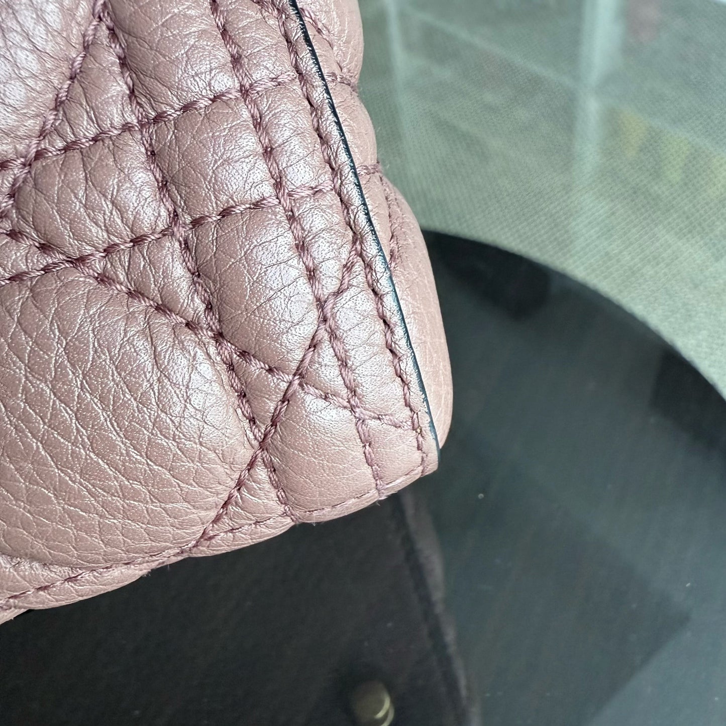 Lady Grand modèle - Cuir de veau grainé Cannage, finitions dorées blush, sans bandoulière — Kovancy