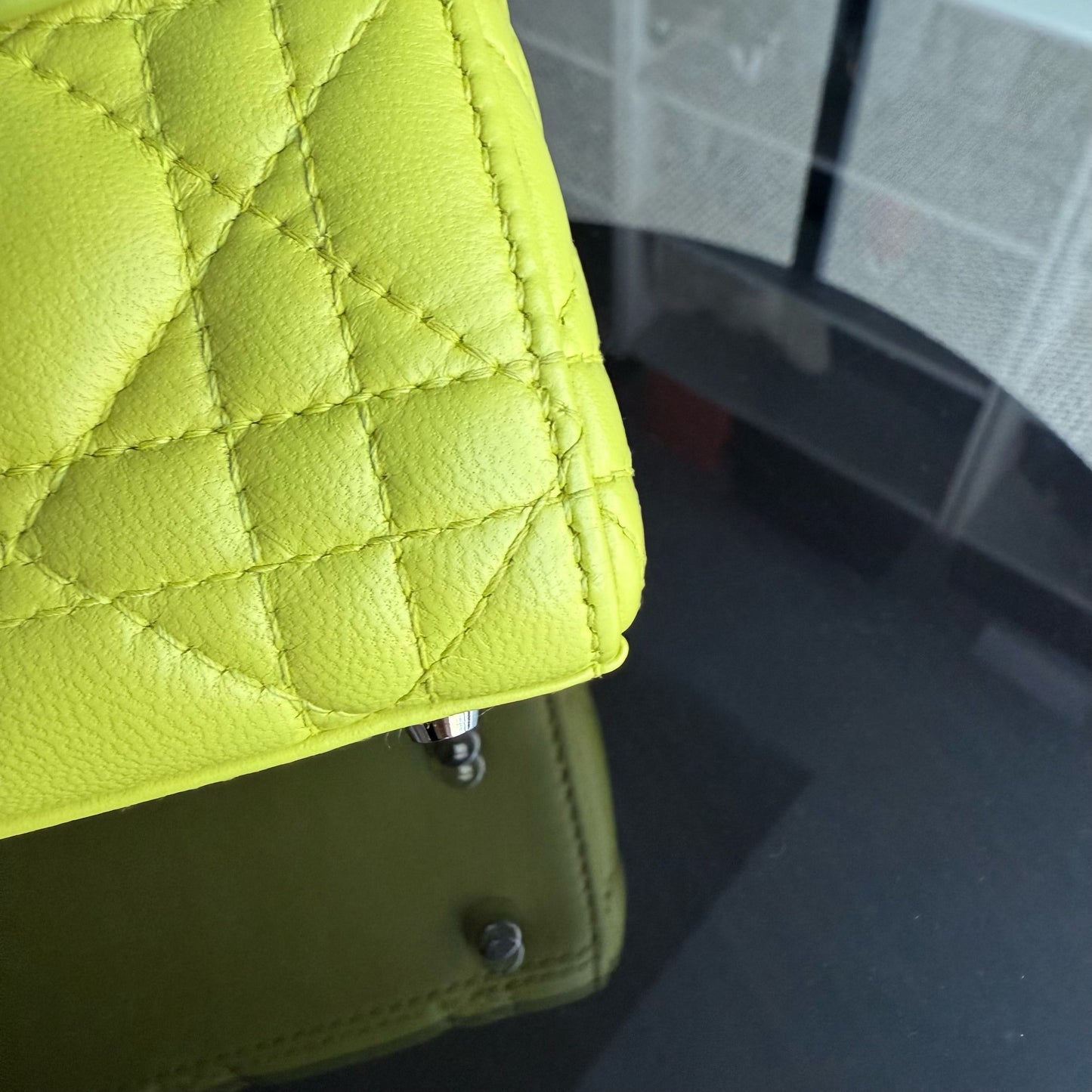 Lady Mini - Sangle réglable en cuir d'agneau Cannage jaune et métal argenté — Kovancy