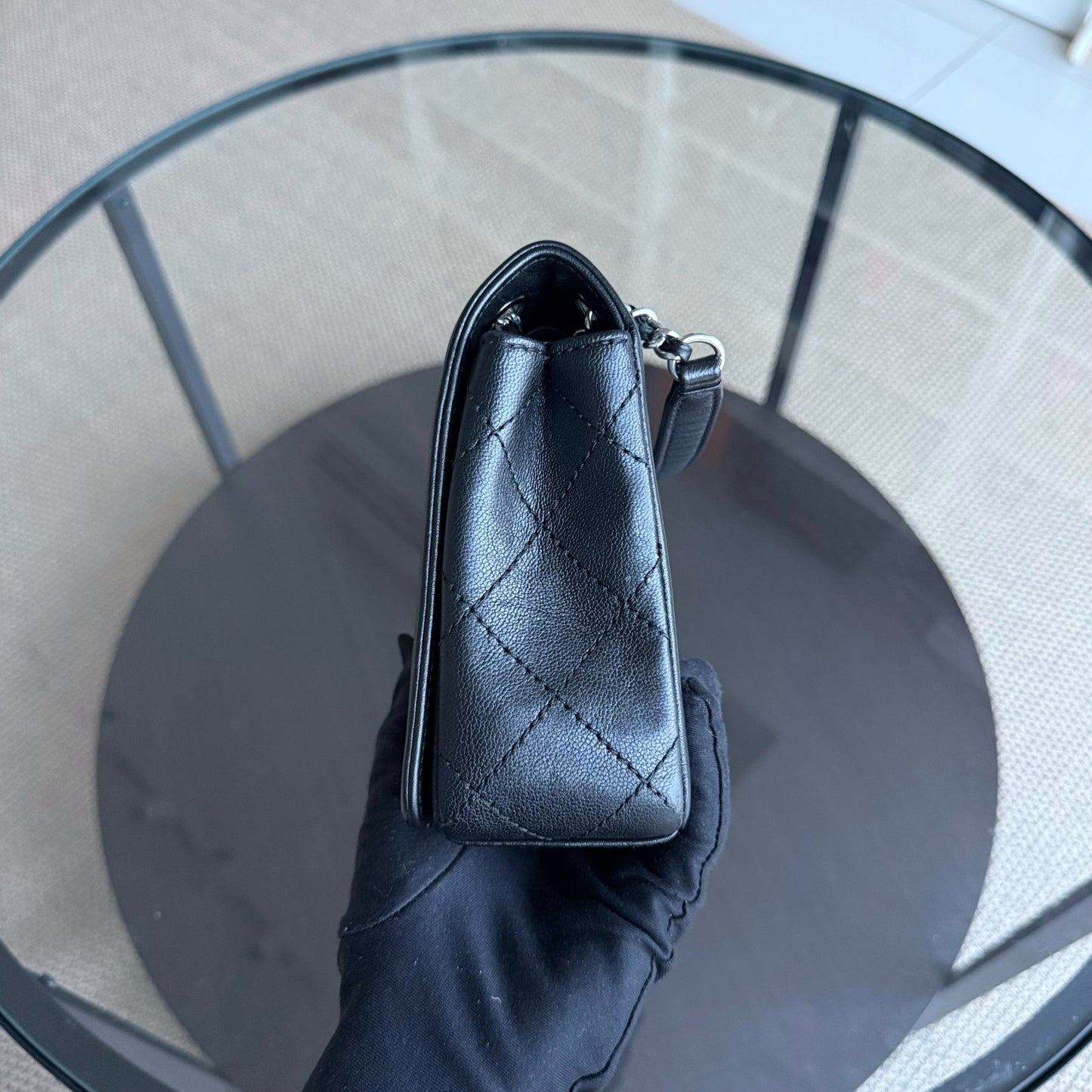 Sac à rabat saisonnier Chanel Mademoiselle CC Lock - Cuir de veau matelassé noir et métal argenté Series 23