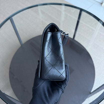 Sac à rabat saisonnier Chanel Mademoiselle CC Lock - Cuir de veau matelassé noir et métal argenté Series 23