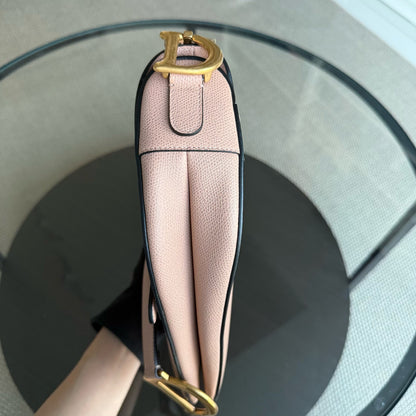 Sac Dior Saddle Medium - Cuir de veau grainé Nude Rose Blush Ferrures dorées