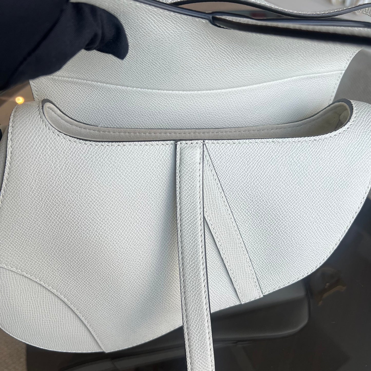 Saddle Medium - Cuir de veau grainé, finitions en or blanc — Kovancy