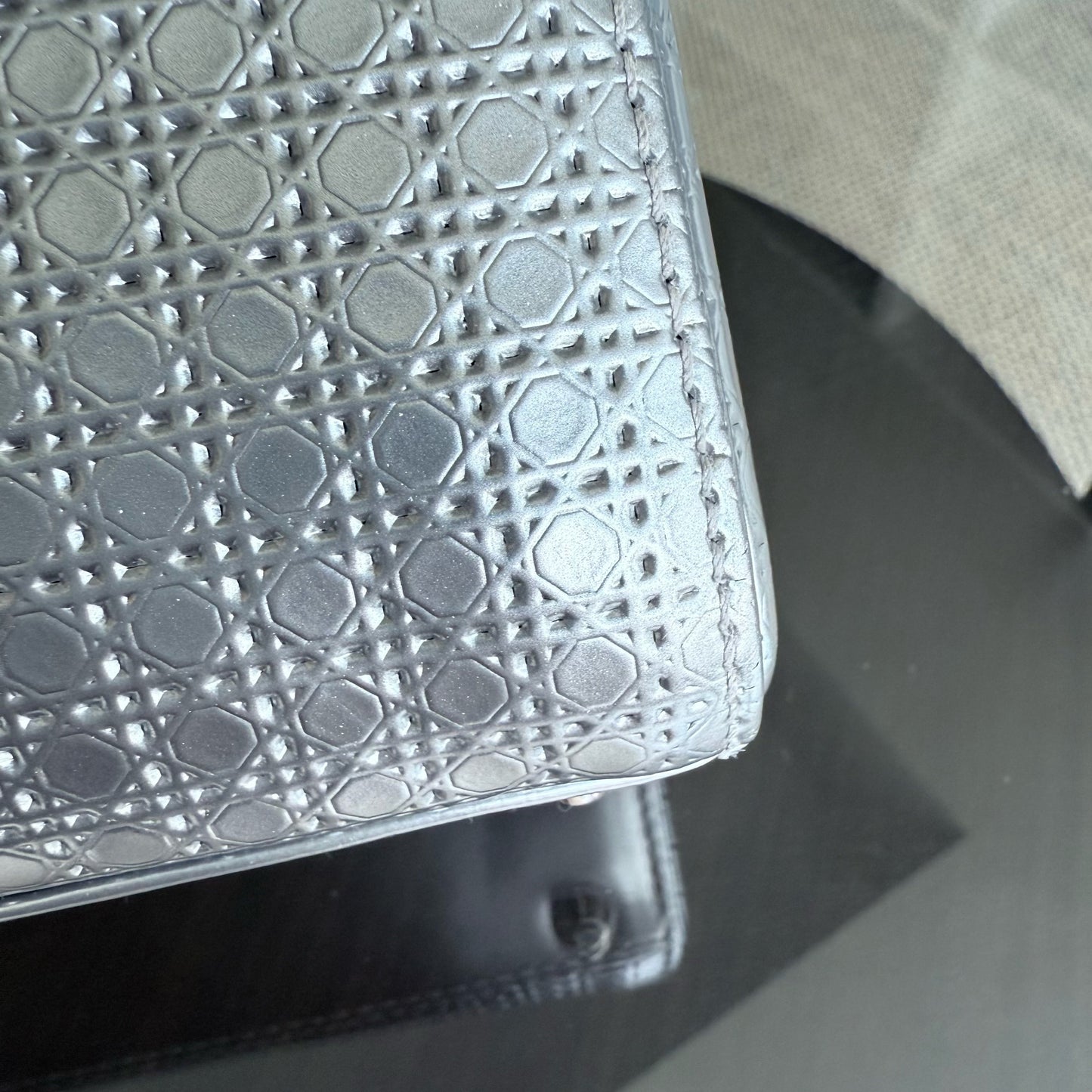 Lady Mini - Micro Cannage Sangle réglable en argent métallisé — Kovancy