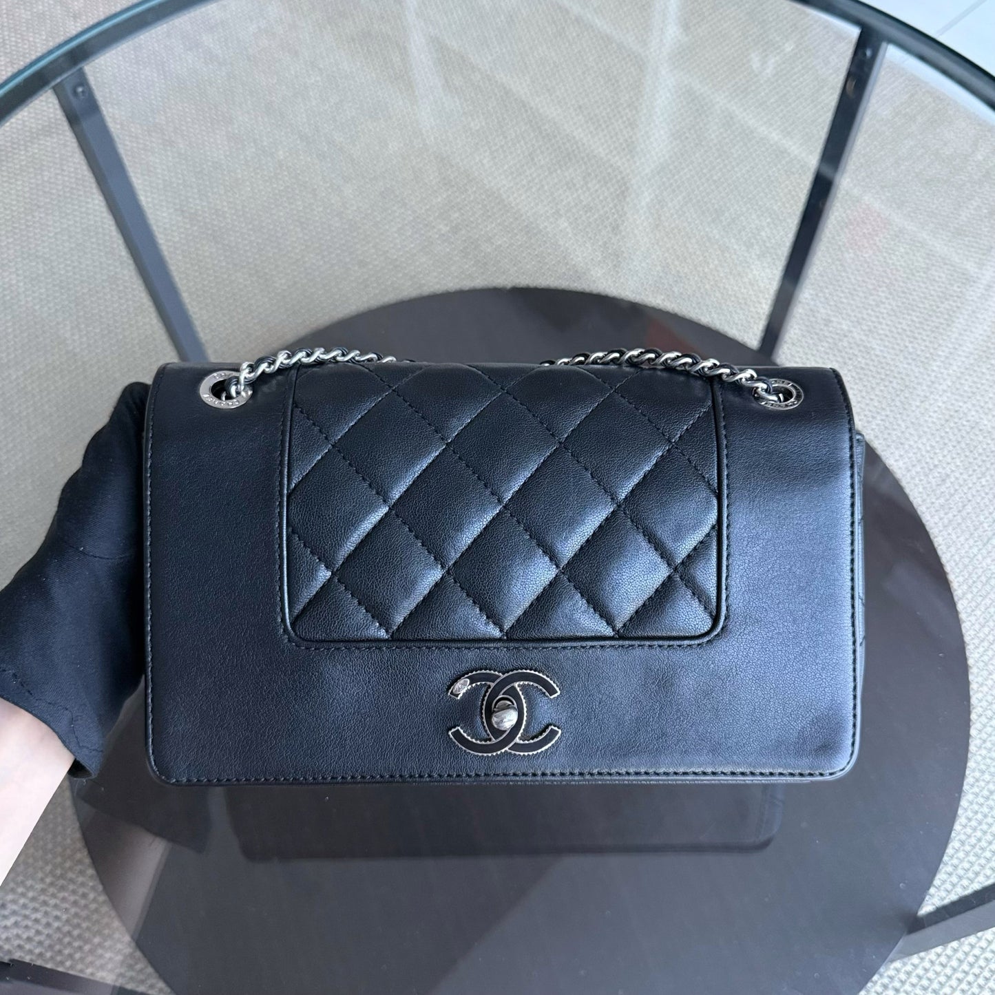 Sac à rabat saisonnier Chanel Mademoiselle CC Lock - Cuir de veau matelassé noir et métal argenté Series 23