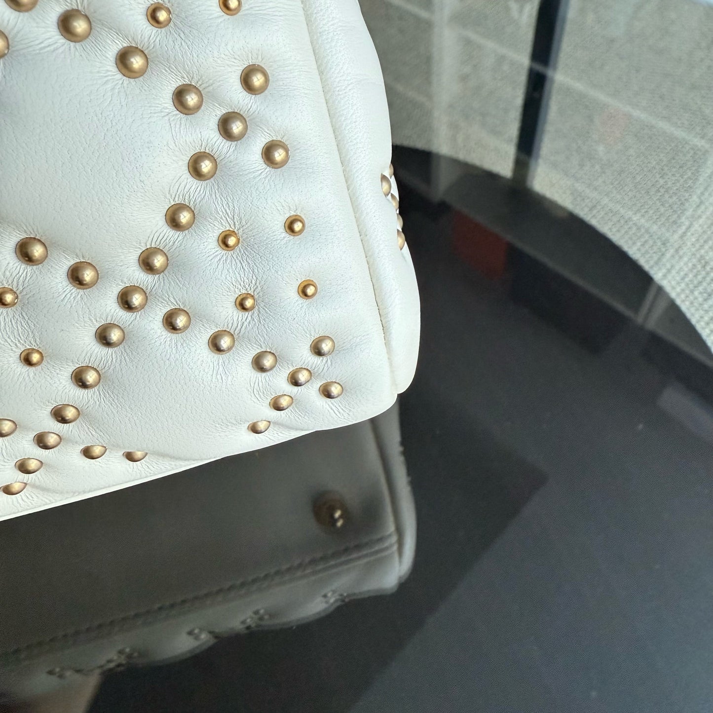 Lady Moyen - Version zippée en cuir de veau Cannage clouté avec quincaillerie en or blanc — Kovancy