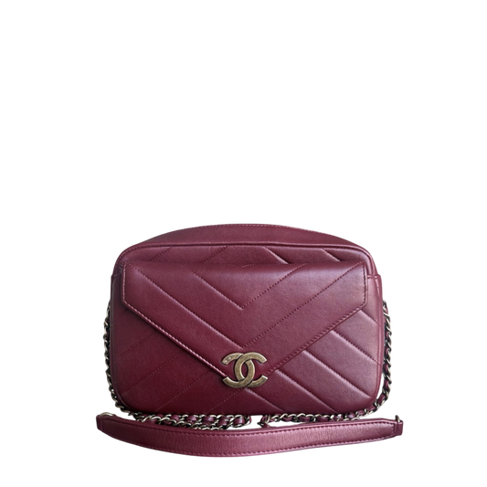 Sac à rabat Chanel - 22 cm, cuir de veau à chevrons bordeaux, finitions dorées Series 22