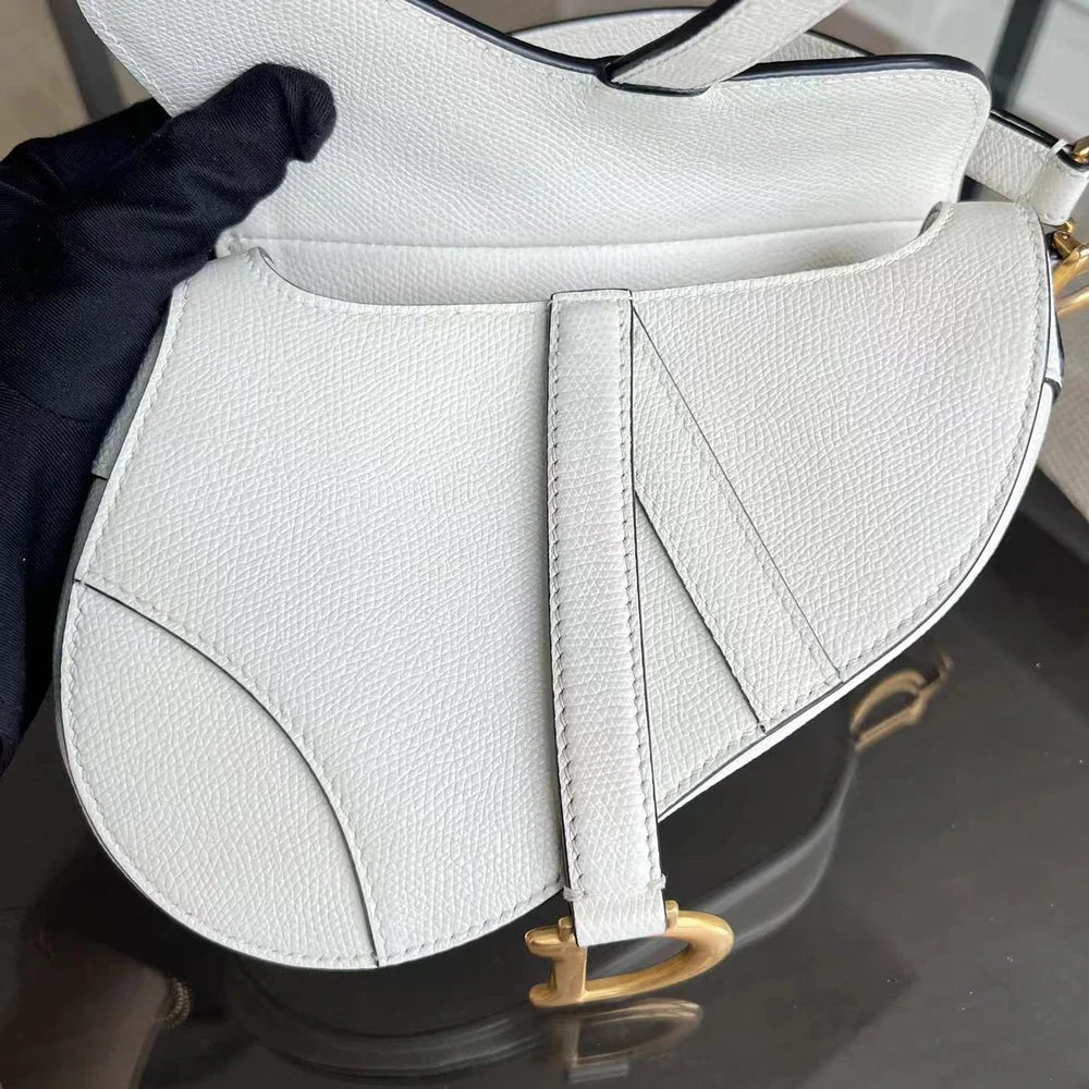 Saddle Small 21 cm en cuir caviar blanc avec bandoulière et finitions dorées. — Kovancy