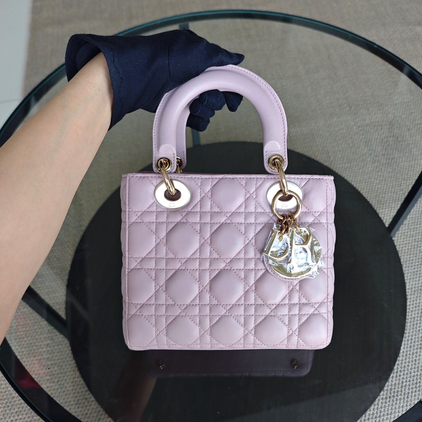 Lady Petit modèle - Cuir d'agneau Cannage rose avec finitions dorées — Kovancy