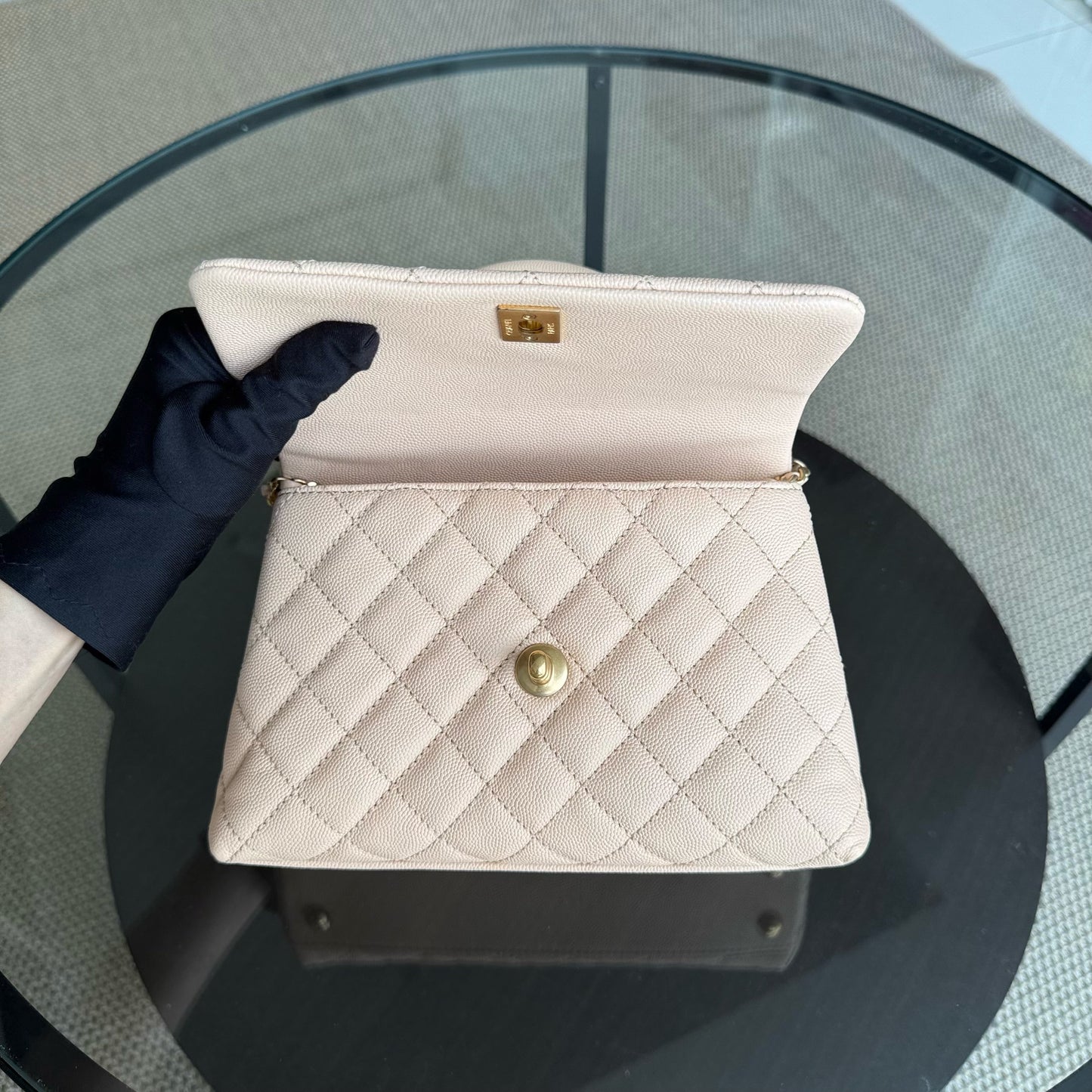 Sac Chanel Coco Handle petit modèle - Beige matelassé caviar, finitions dorées Series 24