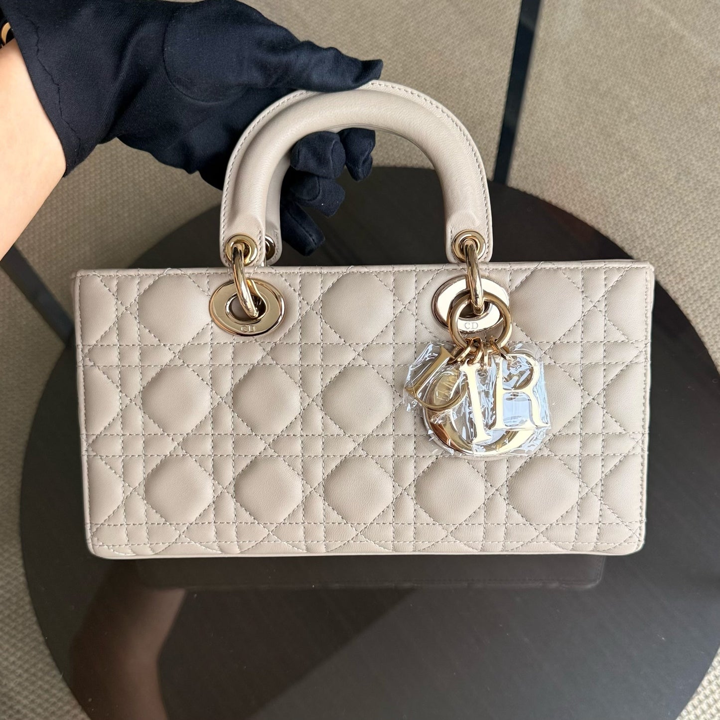Sac à bandoulière D-Joy Medium Cannage en cuir d'agneau beige et accessoires dorés — Kovancy