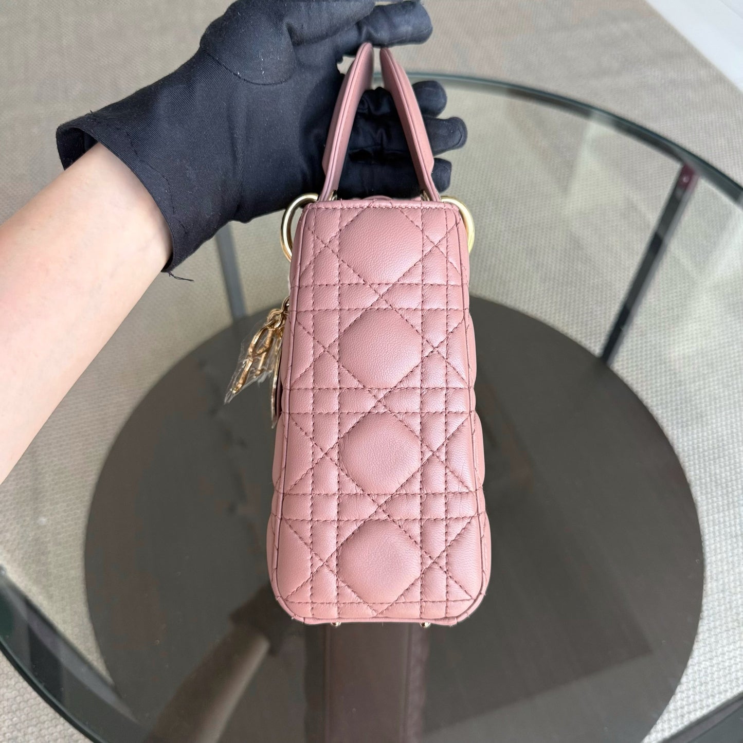 Lady Petit rabat - Cuir d'agneau Cannage, rose blush, quincaillerie dorée — Kovancy