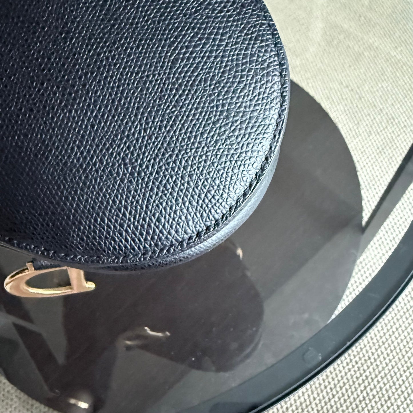 Sac Dior Saddle Small 21 cm en cuir caviar noir avec bandoulière et finitions dorées.