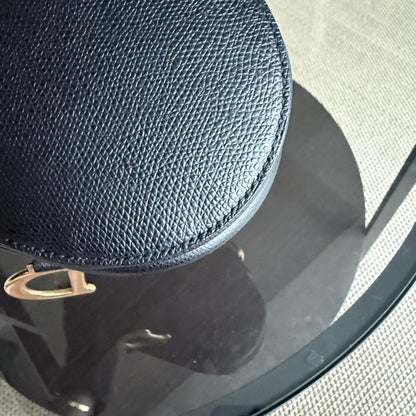 Sac Dior Saddle Small 21 cm en cuir caviar noir avec bandoulière et finitions dorées.