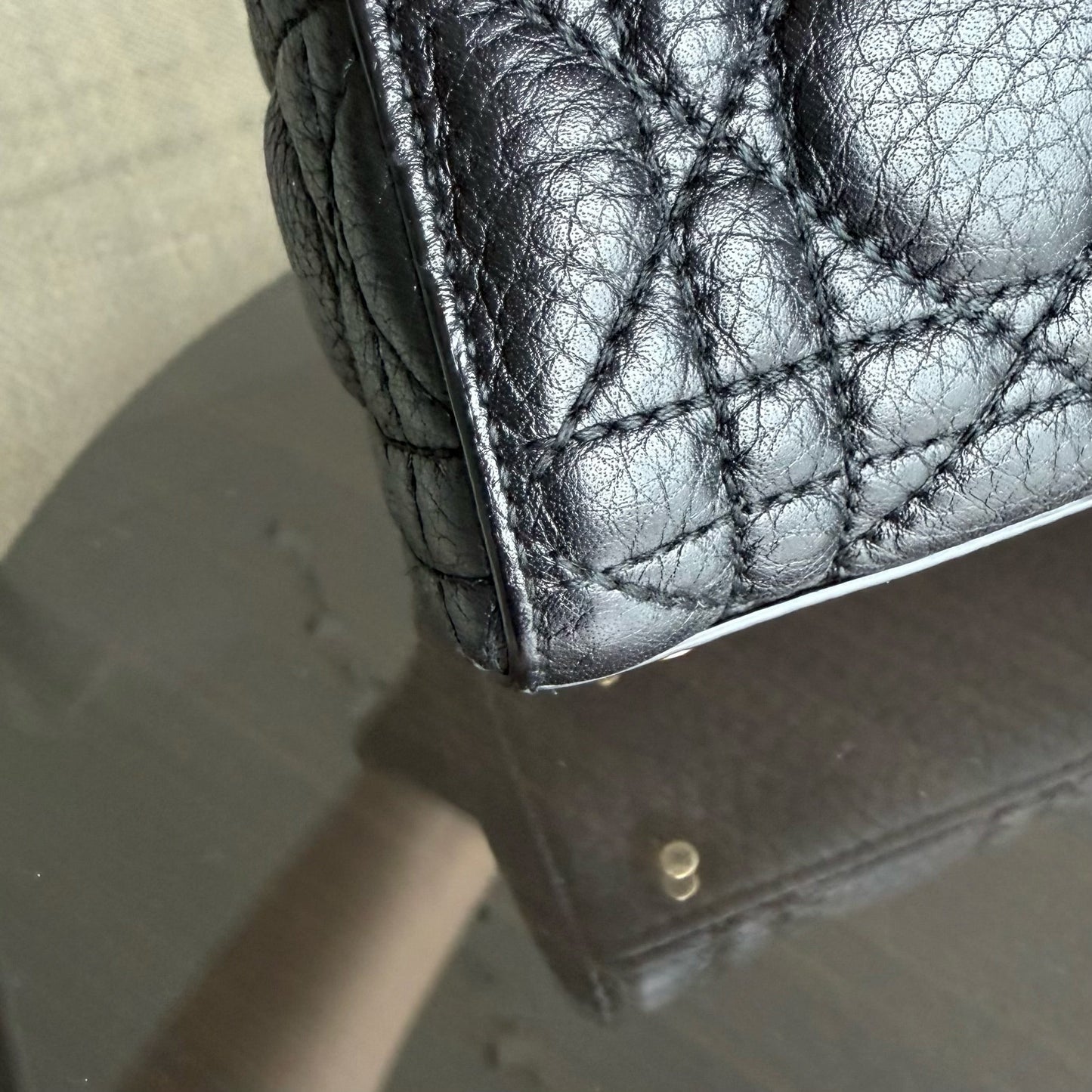 Lady Mini - Cannage en veau grainé noir avec finitions dorées — Kovancy