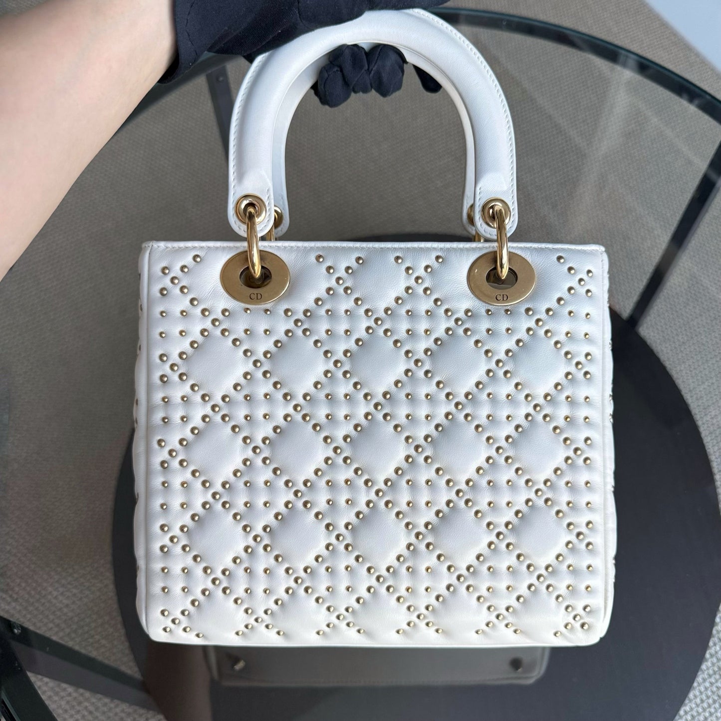 Lady Moyen - Version zippée en cuir de veau Cannage clouté avec quincaillerie en or blanc — Kovancy