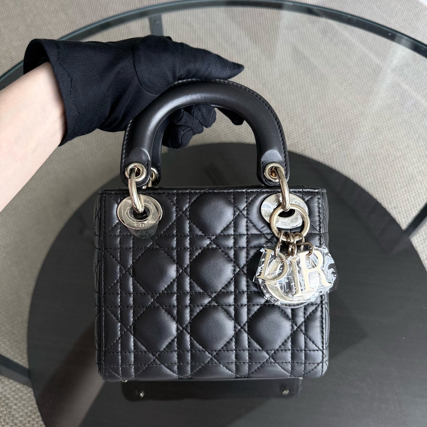 Lady Mini - Sangle chaîne en cuir d'agneau Cannage gris foncé avec quincaillerie dorée — Kovancy