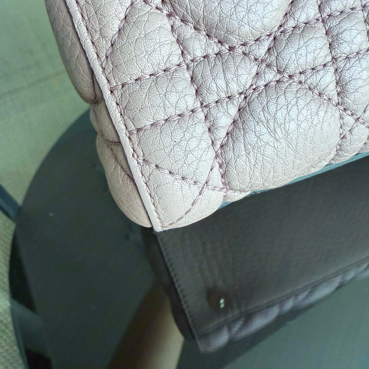 Lady Rabat moyen - Cuir de veau grainé Cannage, rose nude, matériel doré — Kovancy