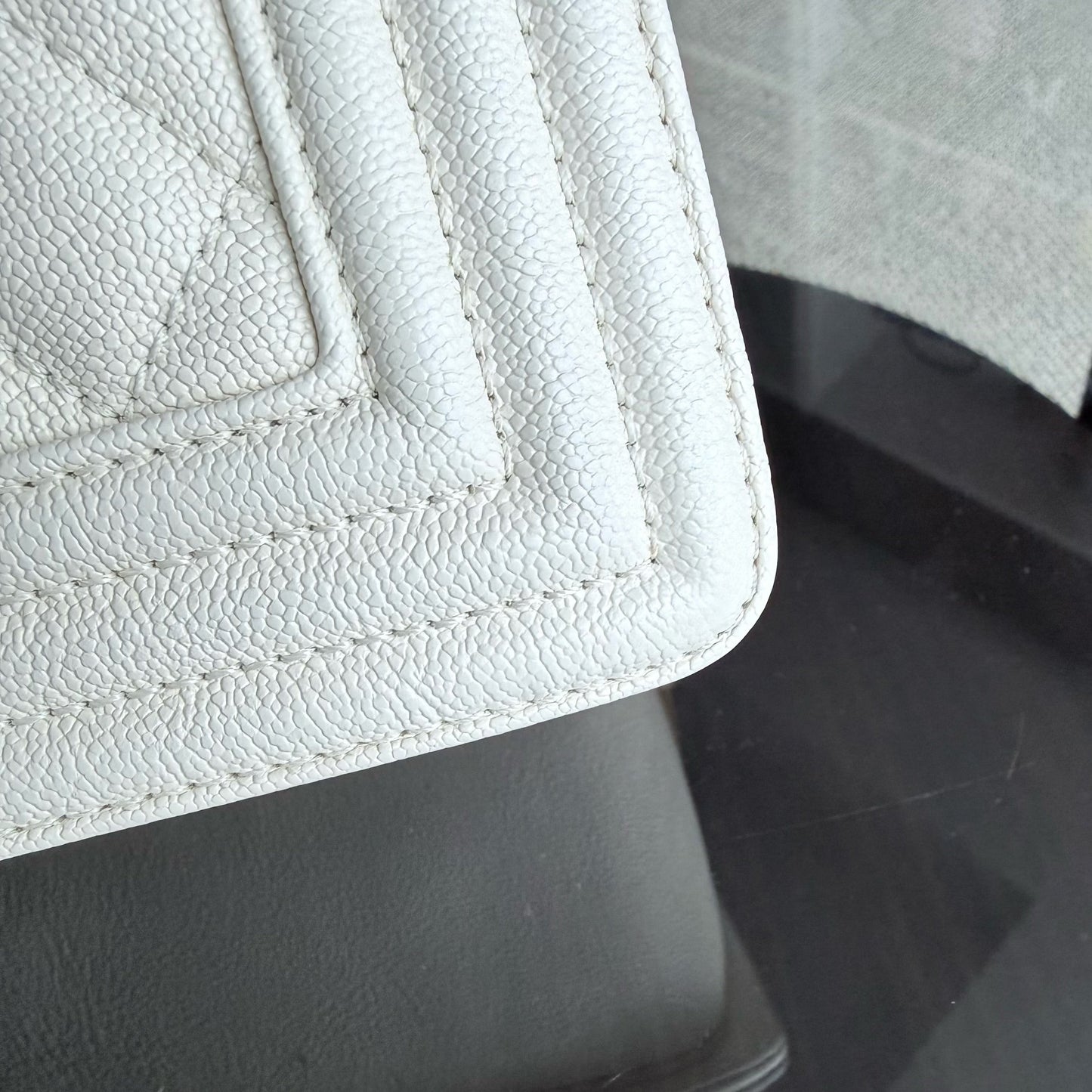 Chanel Boy Medium - Caviar 25CM Blanc Crème Quincaillerie Or Vieilli Series 26