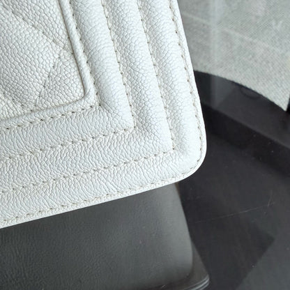 Chanel Boy Medium - Caviar 25CM Blanc Crème Quincaillerie Or Vieilli Series 26