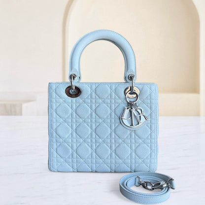 Dior Lady Caviar moyen - Cuir de veau grainé Cannage Blanc glacier Bleu glacier Quincaillerie argentée