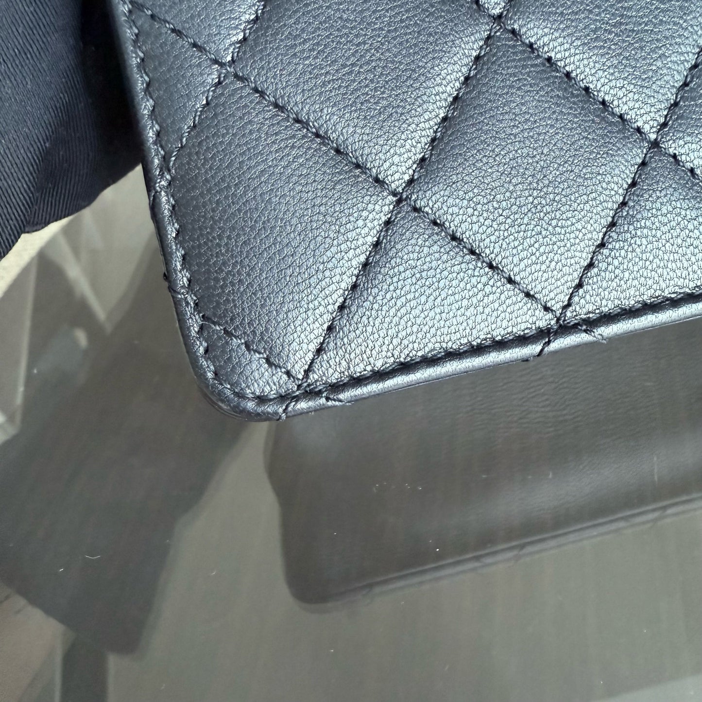 Sac Chanel Mini Flap Chic en agneau noir et perles, finitions dorées Series 28