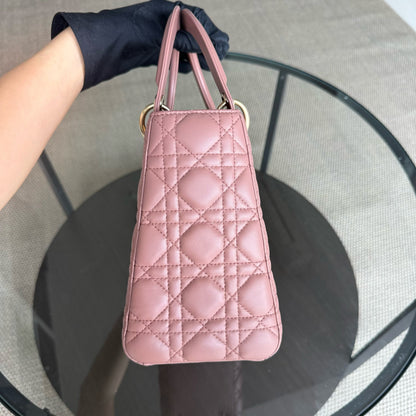 Dior Lady Taille moyenne - Cuir d'agneau Cannage, finitions dorées, sans bandoulière