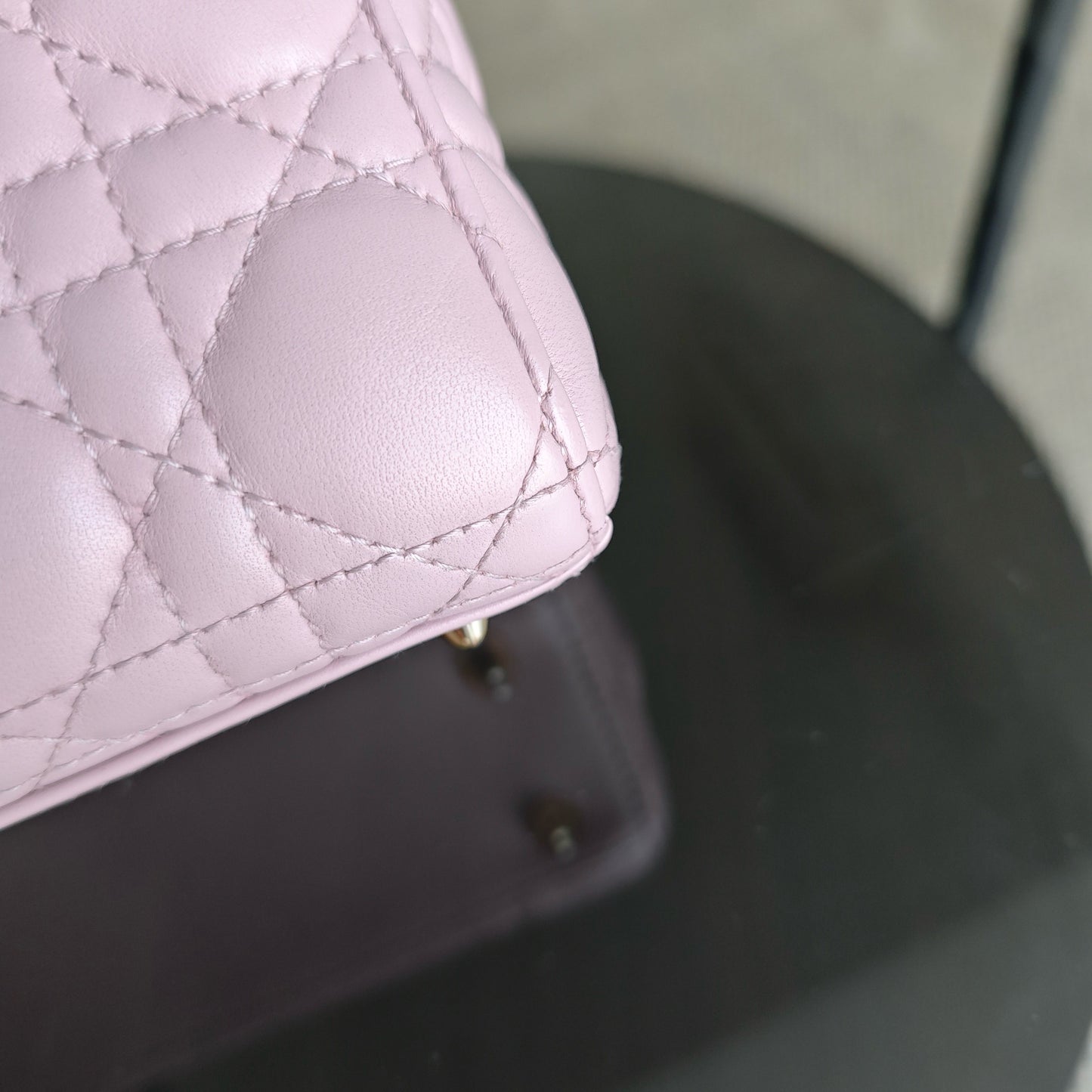 Lady Petit modèle - Cuir d'agneau Cannage rose avec finitions dorées — Kovancy