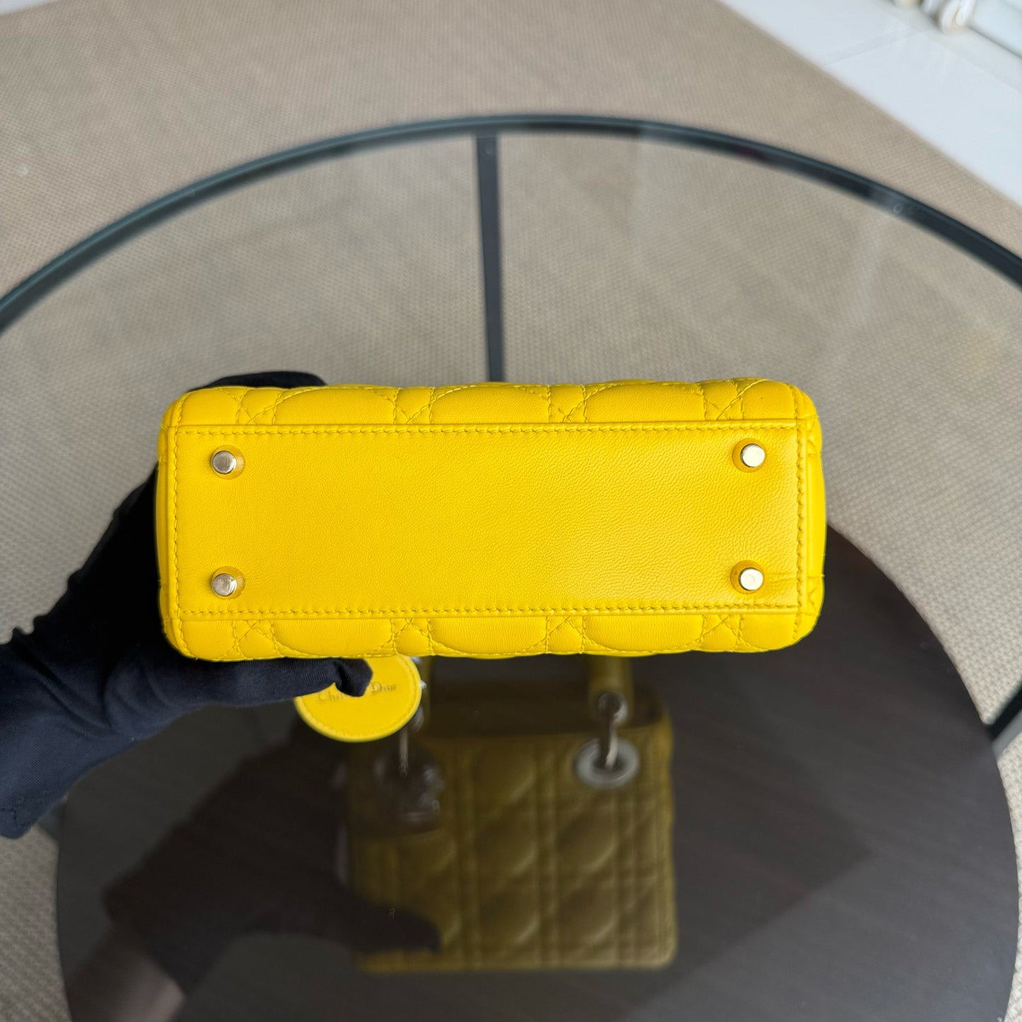 Lady Mini - Cuir d'agneau Cannage, détails en or jaune, bandoulière ajustable — Kovancy