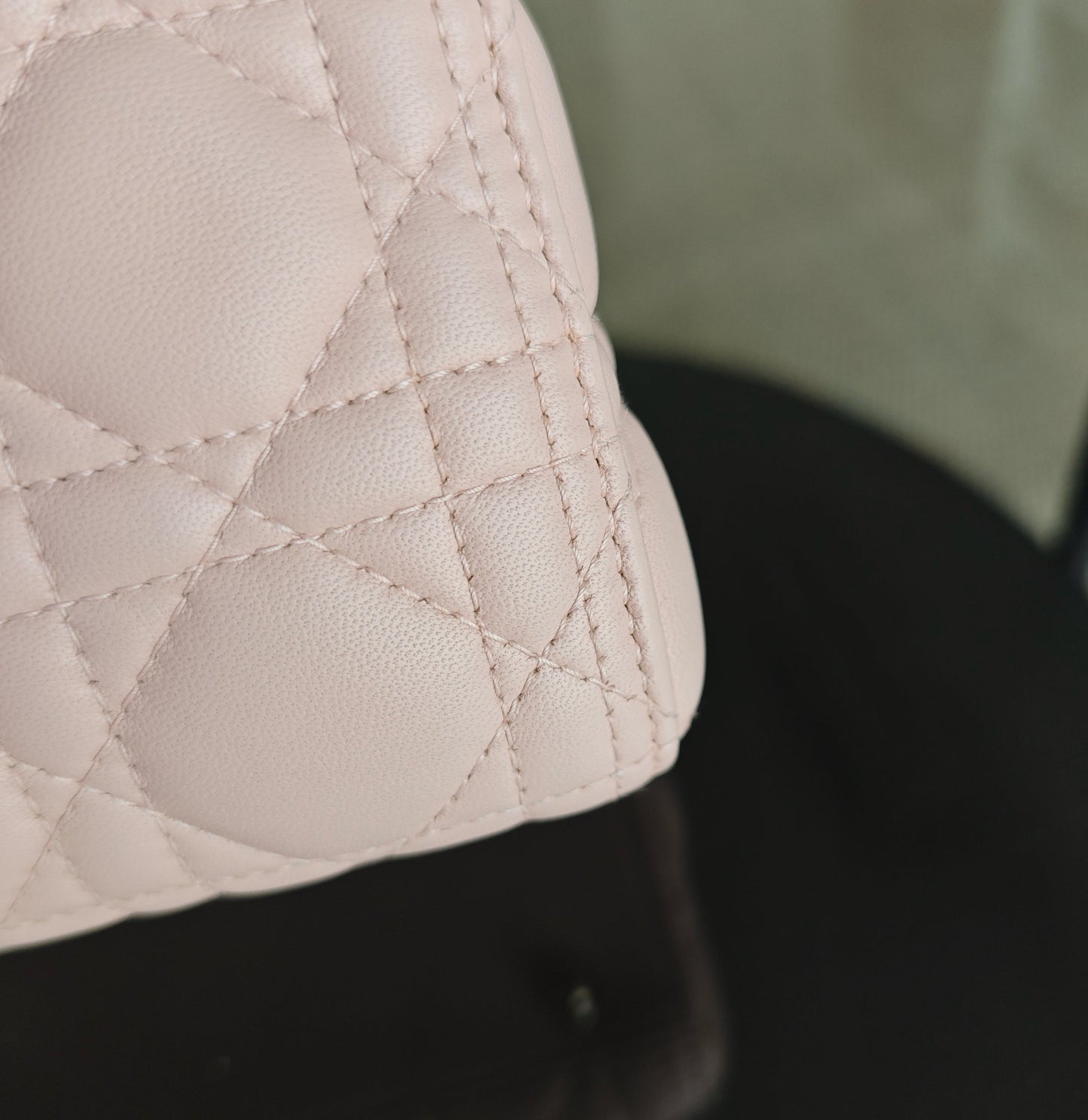 Lady Grand modèle - Cuir d'agneau Cannage rose clair avec finitions dorées — Kovancy