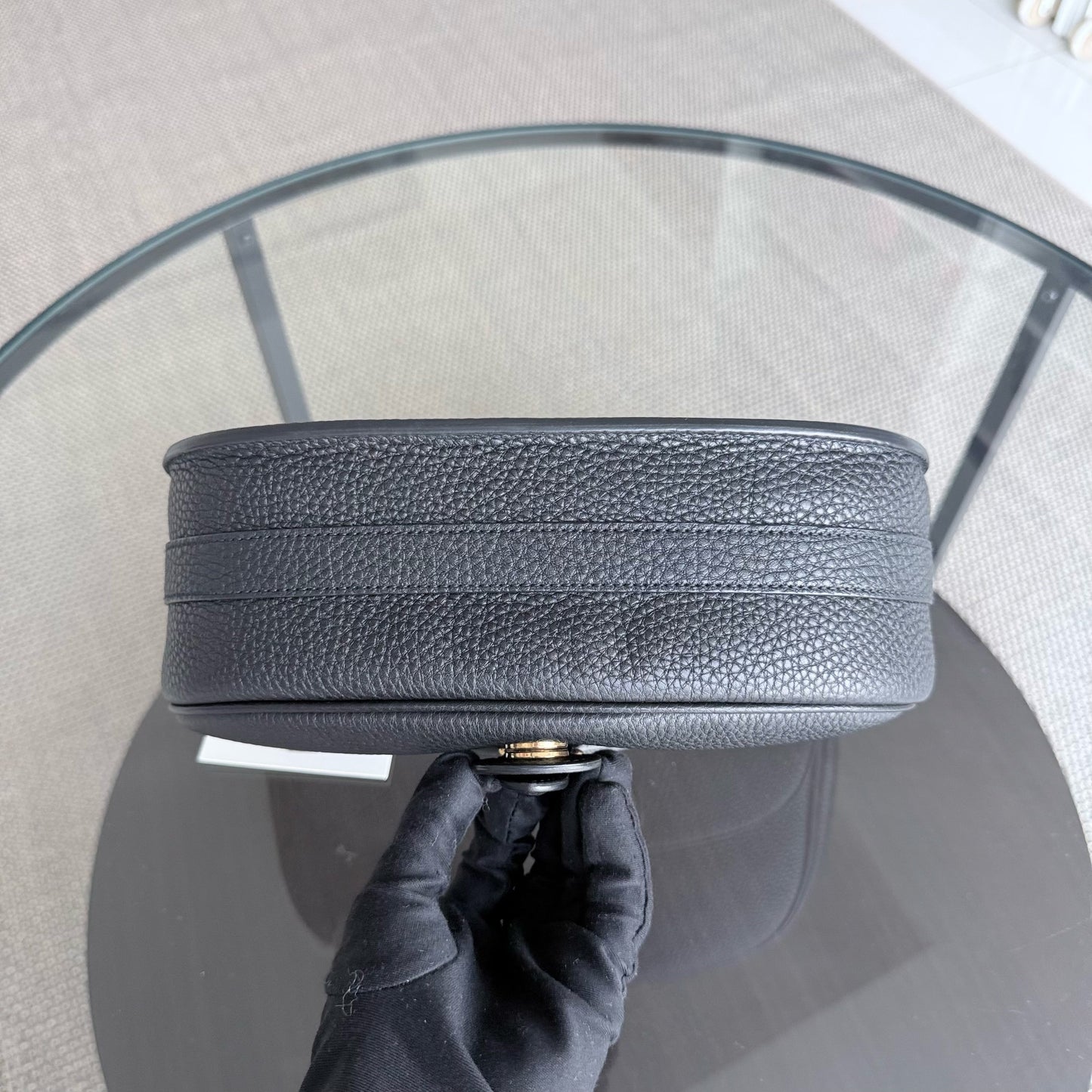 Bijou Bobby Large - Cuir caviar noir, finitions dorées, bandoulière — Kovancy
